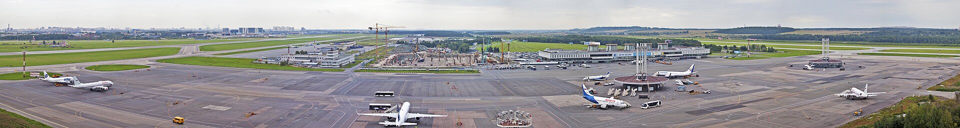 机场全景与航班区 AI 旅行沟通助手：出国不再怕语言不通