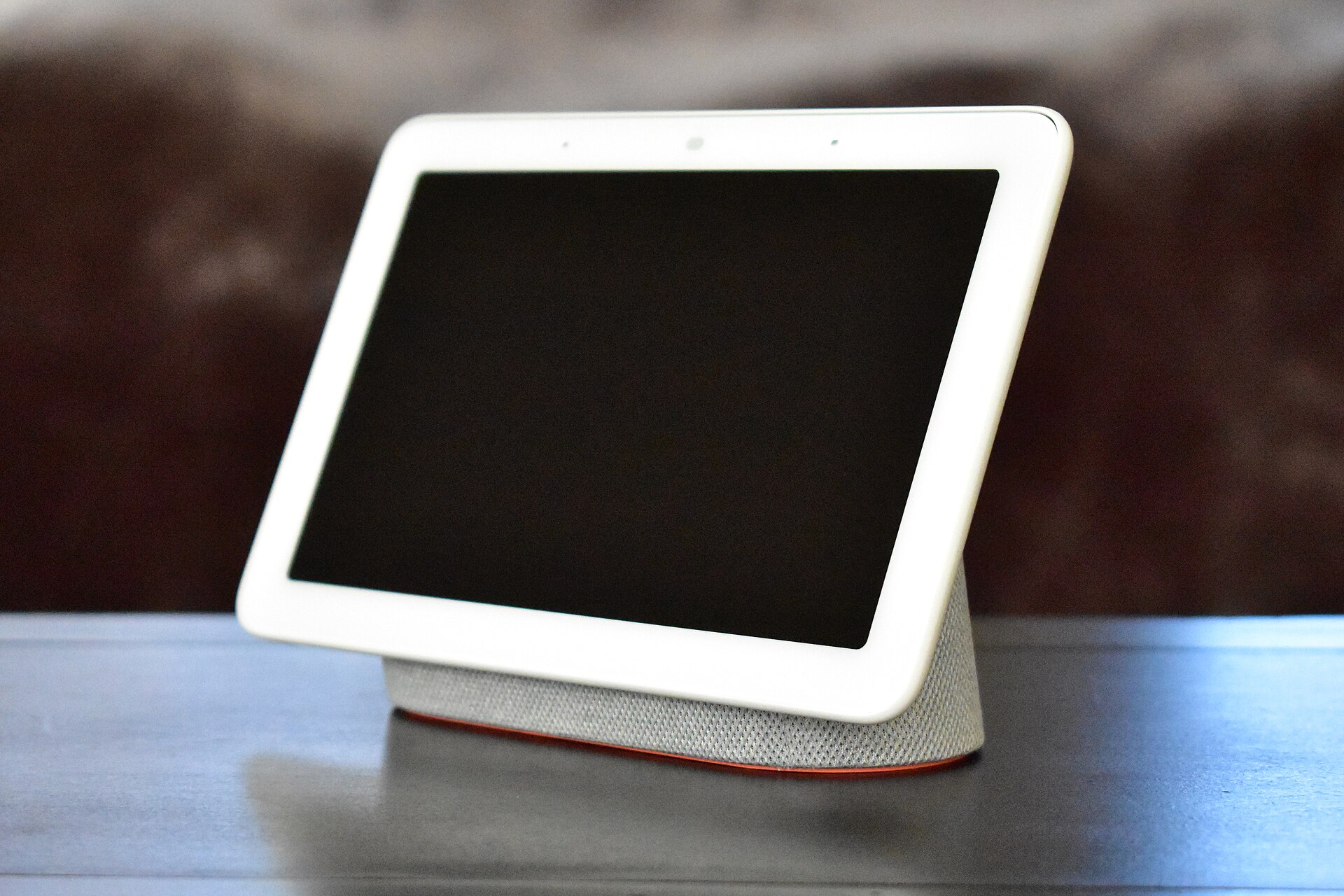桌上的 Google Home Hub 智能屏 智能家居选购指南:从预算到协议,新手第一套房怎么搭