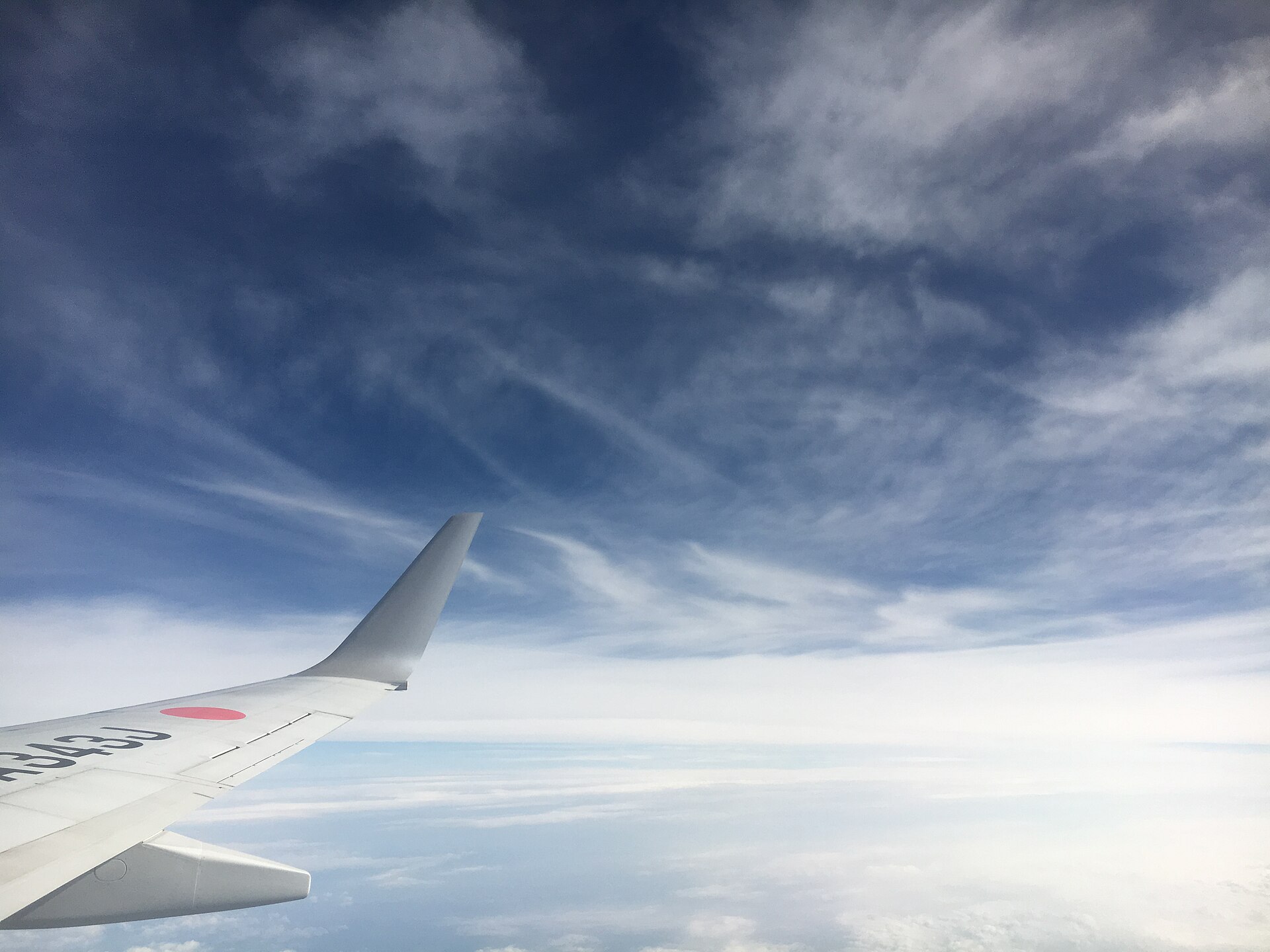 云层之上飞行的航班 用 AI 规划一场旅行：从行程到预算的完整实战